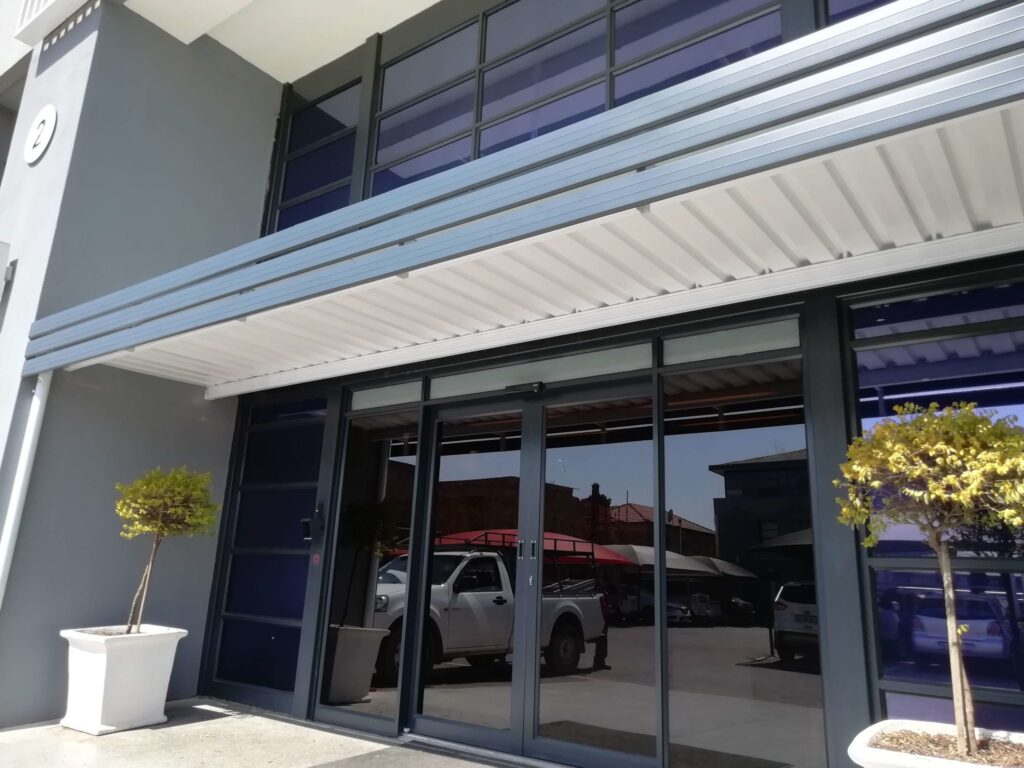 Fixed awnings versus adjustable awnings 2 1 1 scaled 1