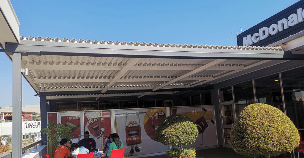 Increase restaurant capacity, while keeping COVID compliant, with a louvre awning 9 Blog Articels 14 09 1